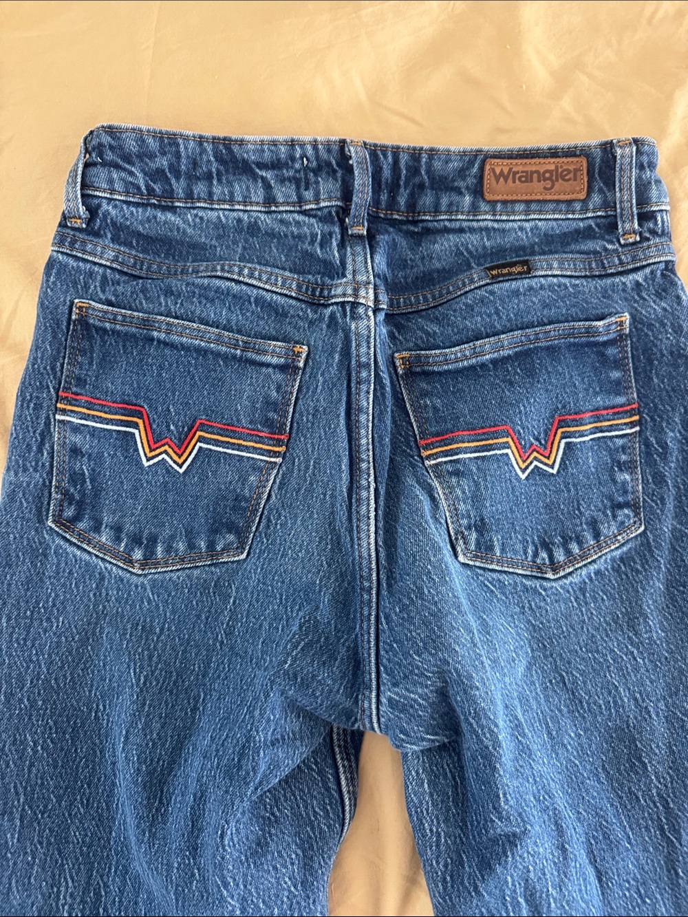 Wrangler Vintage-Inspired Dark Blue Flare Jeans with Embroidered Pockets - Picture 2 of 5
